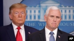 Tổng thống Trump và ông Pence trong một cuộc họp báo về COVID-19.