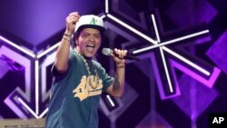 Bruno Mars biểu diễn tại buổi hòa nhạc Jingle Ball 2016 ở Los Angeles.