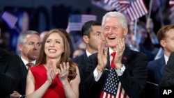 Chelsea Clinton và cựu Tổng thống Bill Clinton trong ngày cuối cùng của Đại hội Toàn quốc Đảng Dân chủ ở Philadelphia, 28/7/2016.