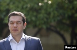 Thủ tướng Hy Lạp Alexis Tsipras trên đường đến dự cuộc họp với các nhà lãnh đạo khác của đảng Syriza.