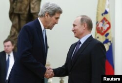 Tổng thống Nga Vladimir Putin tiếp Ngoại trưởng Mỹ John Kerry tại điện Kremlin ở Moscow, ngày 15/12/2015.