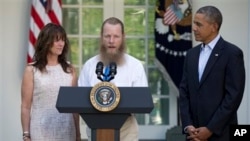 Cha mẹ trung sĩ Bergdahl trong cuộc họp báo tại Vườn Hồng Tòa Bạch Ốc, ngày 31/5/2014.