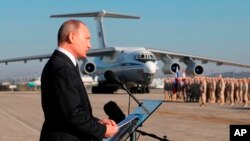 Ông Vladimir Putin phát biểu trước các binh sĩ tại căn cứ không quân Hemeimeem ở Syria hôm 12/12/2017.