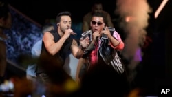 Luis Fonsi (trái) và Daddy Yankee biểu diễn tại Lễ trao giải âm nhạc Latin của Billbaord hôm 27/4 ở Coral Gables, Florida.