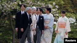 Nhật hoàng Akihito, hoàng hậu Michiko và các con, cháu: Thái tử Naruhito (giữa), công chúa Masako (thứ hai, bên phải), hoàng tử Akishino, công chúa Kiko và con gái Mako.