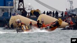 Các thợ lặn đang thi hành nhiệm vụ qua tầng thứ ba và thứ tư của chiếc phà Sewol bị lật, ngày 22/4/2014.