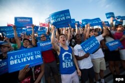 Các ủng hộ viên của Thượng nghị sĩ Bernie Sanders bị chia rẽ trong việc có nên ủng hộ bà Clinton hay không.