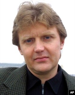 Tư liệu: Ông Alexander Litvinenko, cựu gián điệp KGB, và tác giả của quyển "Blowing Up Russia: Terror From Within", ảnh chụp tại nhà ông ở London ngày 10/5/2002. Ông bị dầu độc chết ngày 22/11/ 2006