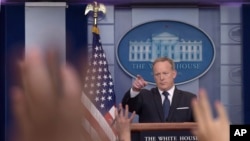 Phát ngôn viên Nhà Trắng Sean Spicer đột ngột từ chức tuần trước.