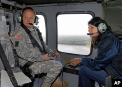 Bà Nikki Haley đi thị sát thiệt hại bão lụt ở bang Nam Carolina, ngày 6/10/2015.