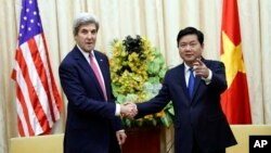 Ông Đinh La Thăng trong cuộc gặp với cựu Ngoại trưởng Mỹ John Kerry ở TP HCM đầu năm 2017.