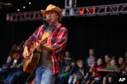 Ca sĩ Neil Young cũng không cho phép ông Trump sử dụng ca khúc của mình.