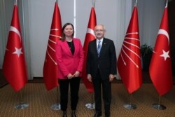 CHP lideri Kemal Kılıçdaroğlu aralarında VOA Türkçe muhabiri Yıldız Yazıcıoğlu'nun da bulunduğu yabancı medya mensuplarıyla buluşmasında 2021 yılını değerlendirdi.