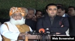 بلاول بھٹو زرداری اور مولانا فضل الرحمن میڈیا سے بات کر رہے ہیں۔ 17 جون 2019