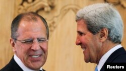 Ngoại trưởng Hoa Kỳ John Kerry (phải) và Ngoại trưởng Nga Sergey Lavrov họp song phương bên lề hội nghị APEC, 7/10/13