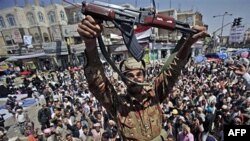 Sĩ quan quân đội Yemen cầm AK-47 trong cuộc biểu tình chống chính phủ tại Sana’a, ngày 21 tháng 3, 2011