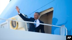 Tổng thống Barack Obama trên chiếc chuyên cơ Air Force One tại Căn cứ Không quân Andrews, tiểu bang Maryland, ngày 29 tháng 6 năm 2016.