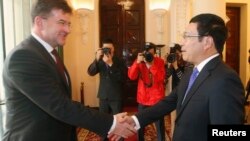 Phó Thủ tướng-Ngoại trưởng Slovakia Miroslav Lajcak (trái) bắt tay với Phó Thủ tướng-Ngoại trưởng Phạm Bình Minh khi ông đến Hà Nội năm 2014.