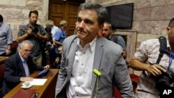 Bộ trưởng Tài chính Hy Lạp Euclid Tsakalotos họp với các nhà lập pháp của đảng Syriza tại Quốc hội Hy Lạp hôm 10/7/2015.