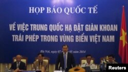 Phát ngôn viên Lê Hải Binh (giữa) tại một cuộc họp báo về vấn đề Biển Đông