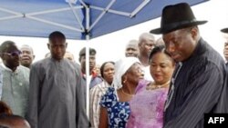 Tổng thống đương nhiệm Nigeria Goodluck Jonathan (thứ nhì bên phải) đăng ký bỏ phiếu tại Otuoke, Nigeria, ngày 16 Tháng 4, 2011