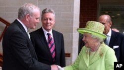 Nữ hoàng Elizabeth bắt tay ông Martin McGuinness, cựu thủ lãnh của Đội quân Cộng hòa Ireland, hiện giữ chức phó thủ hiến Bắc Ireland