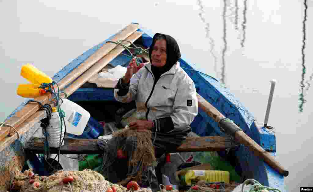 69 yaşındaki Chrifa Nimri Tunus&#39;ta balıkçı. Nimri, &quot;Balıkçılığa ilk başladığımda herkes bu işin erkekler için olduğunu söylüyordu. Şimdi ise herkes bana saygı gösteriyor ve kaptan diyor&quot; diye konuşuyor.