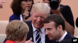 Tổng thống Pháp Macron đang trò chuyện với Tổng thống Mỹ Trump và Thủ tướng Đức Merkel tại Thượng đỉnh G-20