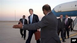 Ngoại trưởng Mỹ John Kerry đến Amman, ngày 26/6/2013.