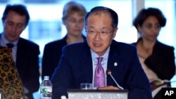 Chủ tịch World Bank Jim Yong Kim hy vọng ngân khoản bổ sung vào 400 triệu đô la đã gửi tới Tây Phi có thể là chất xúc tác giúp tăng nhanh số nhân viên y tế.