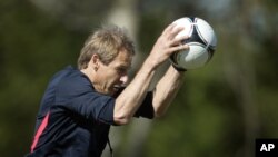 HLV trưởng của đội tuyển bóng đá Mỹ Jurgen Klinsmann: Chúng ta phải chấp nhận cách chia bảng đấu cho World Cup như vậy, cho dù chúng ta không hài lòng.