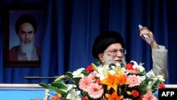 Lãnh tụ tối cao Iran Ayatollah Ali Khamenei phát biểu tại tỉnh Kermanshah ở miền tây Iran, ngày 15 tháng 10, 2011.