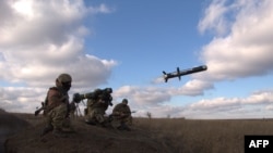 Ukrainian servicemen firing a FGM-148 Javelin, an US anti-tank missile, during training