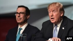 TT Mỹ Donald Trump evà Bộ trưởng Tài chính Steven Mnuchin, tại Saint-Louis, ngày 14/3/2018. / AFP PHOTO / MANDEL NGAN