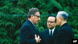 Cố vấn An ninh Quốc gia Mỹ Henry Kissinger, trái, và ông Lê Đức Thọ, phải, Cố vấn cao cấp Đoàn đại biểu miền Bắc tại Hội nghị Paris, tại Gif-sur-Yvette, ngoại ô Paris, ngày 23/11/1972, ngay trước các cuộc điều đình bí mật. 