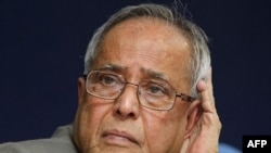 Bộ trưởng Tài chính Ấn Ðộ Pranab Mukherjee việc nâng lãi suất là không thể tránh được