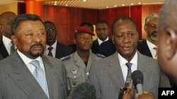 Ông Alassane Ouattara, phải, trả lời phóng viên sau cuộc gặp với ông Jean Ping, trái, tại khách sạn Golf ở Abidjan, 5/3/2011