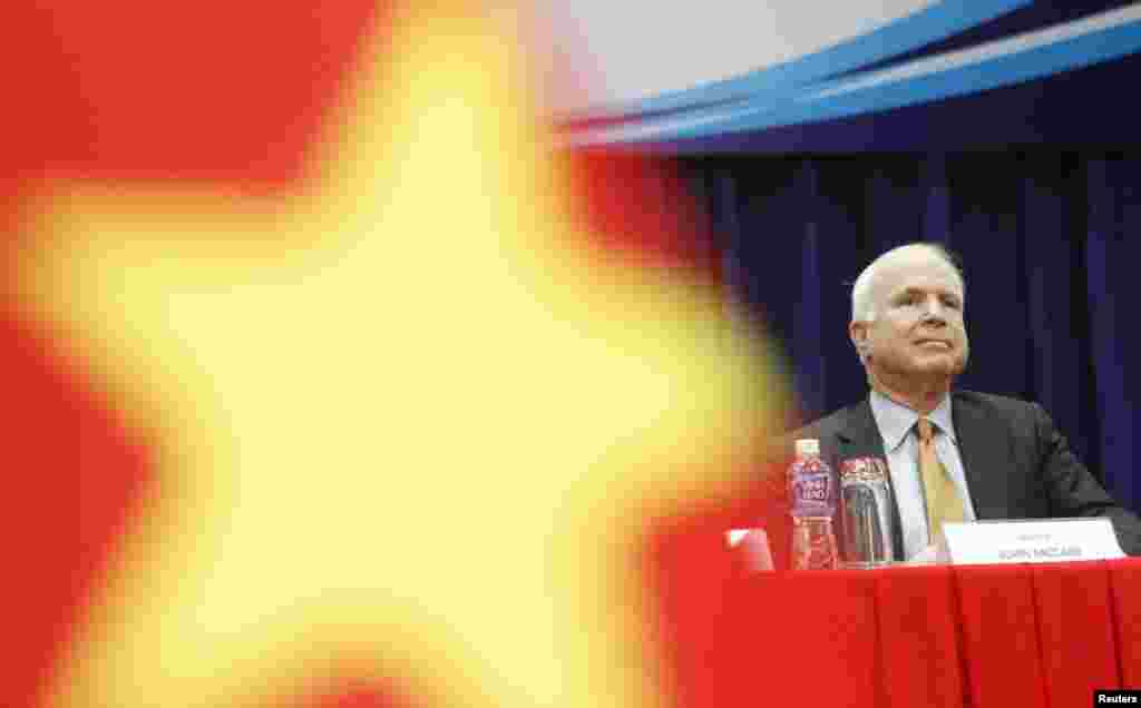 Thượng nghị sĩ Hoa Kỳ John McCain, Chủ tịch Ủy ban Quân vụ Thượng viện, nói chuyện với sinh viên Đại học Khoa học Xã hội và Nhân văn tại Thành phố Hồ Chí Minh, ngày 29 tháng 5 năm 2015. Theo tường trình của truyền thông trong nước, ông đã cổ xúy hiệp định Đối tác Xuyên Thái Bình Dương TPP (mà giờ Mỹ đã từ bỏ dưới chính quyền Trump) và kêu gọi dỡ bỏ lệnh cấm vũ khí sát thương của Mỹ đối với Việt Nam (được Tổng thống Obama loan báo vào năm 2016), cũng như lên án hành động của Trung Quốc ở Biển Đông có tranh chấp. &nbsp;