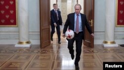 Tổng thống Nga Vladimir Putin chơi với 1 quả bóng sau cuộc gặp mặt với Chủ tịch FIFA Gianni Infantino tại điện Kremline ở Moscow hôm 25/11/2016.