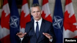 Tổng thư ký NATO Jens Stoltenberg phát biểu trong một cuộc họp báo với Thủ tướng Canada Justin Trudeau ở Ottawa, tỉnh Ontario, Canada, ngày 4 tháng 4, 2018.