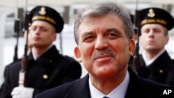 Cumhurbaşkanı Abdullah Gül Litvanya ziyaretinde resmi törenle karşılanırken