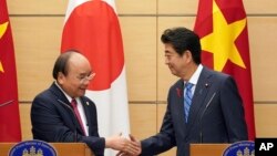 Ông Phúc bắt tay thủ tướng Nhật, Shinzo Abe, tại văn phòng ông Abe tại Tokyo, 8 tháng 10, 2018.