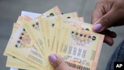 Vé số Powerball mua tại San Lorenzo, California. Những người phụ trách phát hành xổ số cho biết số người mua vé đã lên mức kỷ lục, khiến giải thưởng cao lên, và vì thế, lại tiếp tục khiến nhiều người mua thêm.