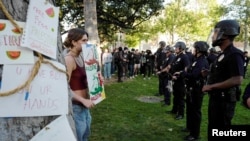 Güney California Üniversitesi’ndeki Filistin yanlısı protestocular polisin kuşatması ve uyarısının ardından kampüsteki protesto çadırlarını Pazar sabahı erken saatlerde terk etti, 5 Mayıs 2024.