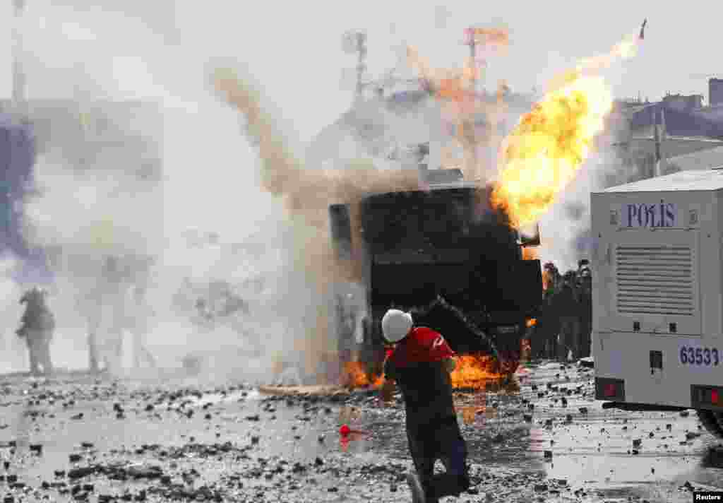 Người biểu tình ném bom xăng vào đoàn xe cảnh sát tại Quảng trường Taksim ở Istanbul, ngày 11/6/2013.