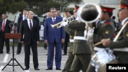 Tổng thống Nga Vladimir Putin (trái) đến thăm căn cứ quân sự số 201 tại Dushanbe, 5/10/2012