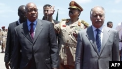 Güney Afrika Cumhurbaşkanı Jacob Zuma (sağda) Libya Başbakanı El Bağdadi Ali el Mahmudi'yle