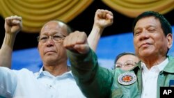 Tổng thống Philippines Rodrigo Duterte và Bộ trưởng Quốc phòng Delfin Lorenzana (trái)