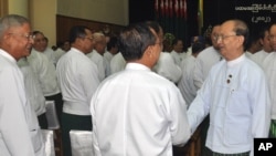 Tổng thống Miến Điện U Thein Sein (phải) chào các thành viên trong đảng USDP dự hội nghị tại trụ sở đảng ở Naypyitaw, Miến Điện, 14/10/12