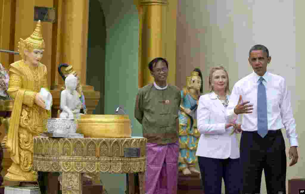 B&agrave; Clinton th&aacute;p t&ugrave;ng Tổng thống Obama đi thăm ch&ugrave;a Shwedagon ở Rangoon, Miến Điện. 19/11/2012.